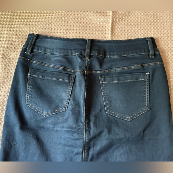 🥰Tribal denim skirt, 8, EUC, buttons up the front, pockets in the front and back - Picture 15 of 16